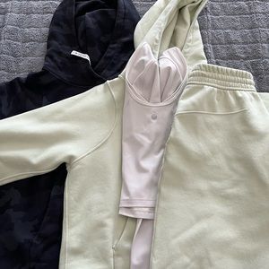 Lot Lululemon EUC size 6 and 8.